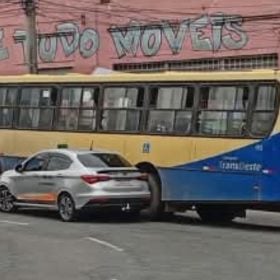 Acidente entre táxi e ônibus no cruzamento da Rua Pernambuco com a Avenida Getúlio Vargas, em Divinópolis