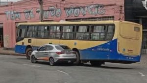 Acidente entre táxi e ônibus no cruzamento da Rua Pernambuco com a Avenida Getúlio Vargas, em Divinópolis