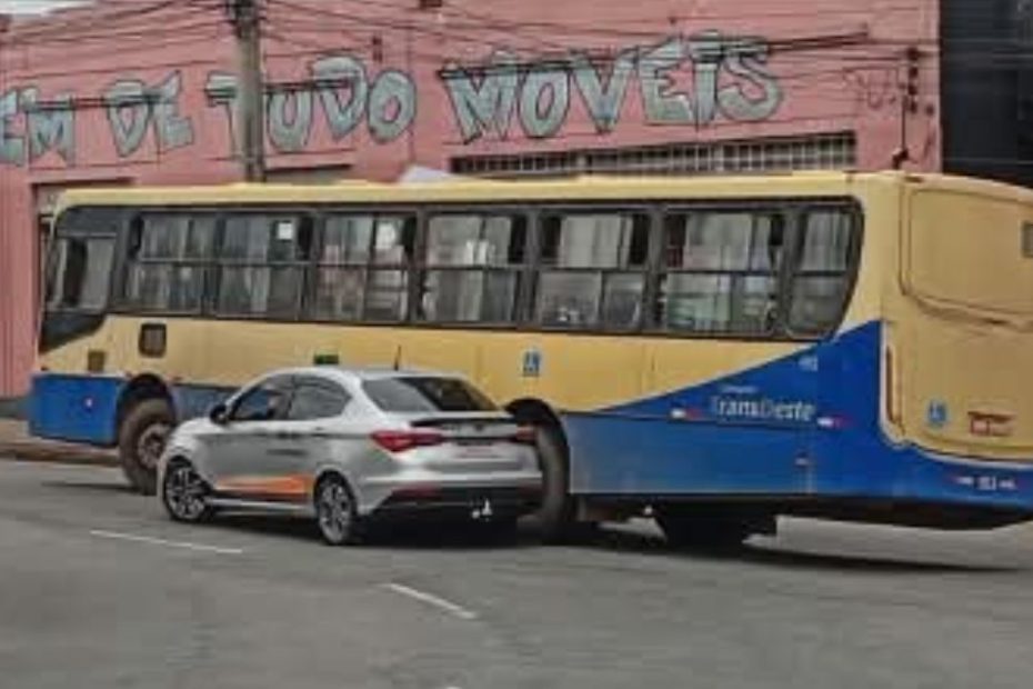 Acidente entre t&aacute;xi e &ocirc;nibus no cruzamento da Rua Pernambuco com a Avenida Get&uacute;lio Vargas, em Divin&oacute;polis