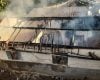 Casa incendiada após discussão entre idoso e neto no bairro Amoeira, em Itapecerica