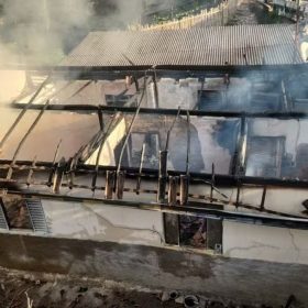 Casa incendiada após discussão entre idoso e neto no bairro Amoeira, em Itapecerica