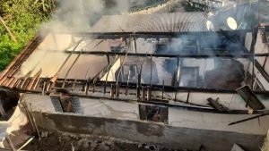 Casa incendiada após discussão entre idoso e neto no bairro Amoeira, em Itapecerica
