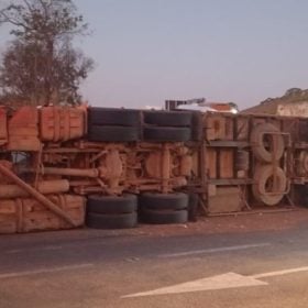 Caminhão tomba na alça de acesso à BR-494 e deixa homem ferido em Divinópolis