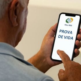 Urna eletrônica nas eleições; voto poderá ser usado como prova de vida do INSS