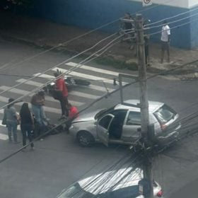 Batida entre carro e moto deixa duas mulheres feridas em Divinópolis
