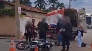 Acidente entre carro e moto no Centro de Itaúna