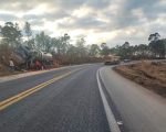 Batida frontal entre duas carretas deixa motorista morto na BR-262, em Córrego Danta
