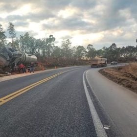 Batida frontal entre duas carretas deixa motorista morto na BR-262, em Córrego Danta