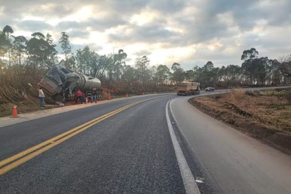 Batida frontal entre duas carretas deixa motorista morto na BR-262, em Córrego Danta