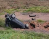 Carro cai em cratera às margens da MG-260 em Cláudio