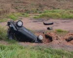 Carro cai em cratera às margens da MG-260 em Cláudio