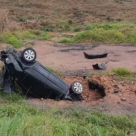 Carro cai em cratera às margens da MG-260 em Cláudio