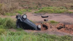 Carro cai em cratera às margens da MG-260 em Cláudio