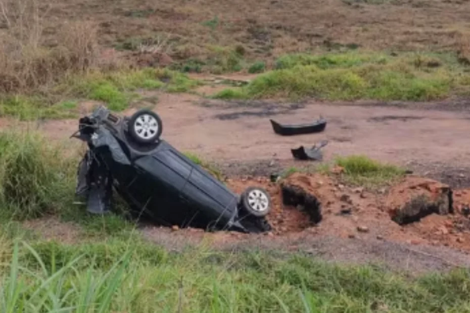 Carro cai em cratera às margens da MG-260 em Cláudio