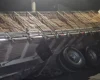 Caminhão teve as rodas traseiras engolidas após o asfalto ceder em uma subida, em Pará de Minas.