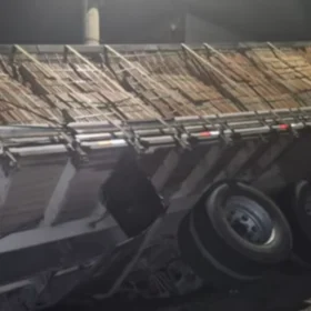 Caminhão teve as rodas traseiras engolidas após o asfalto ceder em uma subida, em Pará de Minas.