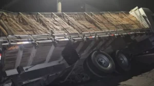 Caminhão teve as rodas traseiras engolidas após o asfalto ceder em uma subida, em Pará de Minas.
