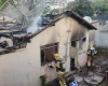 Bombeiros combatem inc&ecirc;ndio em resid&ecirc;ncia no bairro Amoeira em Itapecerica