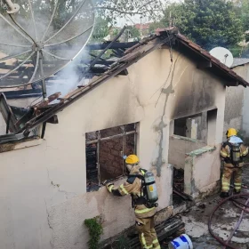 Bombeiros combatem incêndio em residência no bairro Amoeira em Itapecerica
