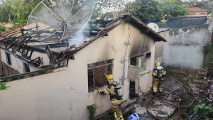Bombeiros combatem inc&ecirc;ndio em resid&ecirc;ncia no bairro Amoeira em Itapecerica