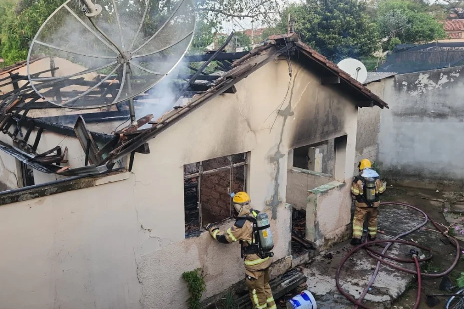 Bombeiros combatem incêndio em residência no bairro Amoeira em Itapecerica