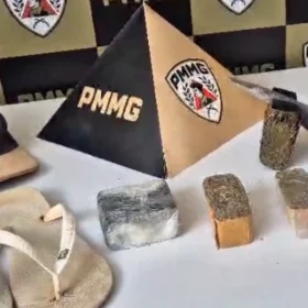 PM apreende maconha e procura suspeito de tráfico em Carmo do Cajuru