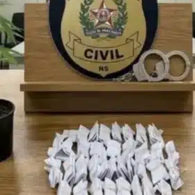 Polícia Civil apreendeu maconha, haxixe e cocaína em estabelecimento no bairro Piedade.