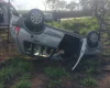 Fiat Uno capota na MG-260 e deixa motorista ferido em Cláudio