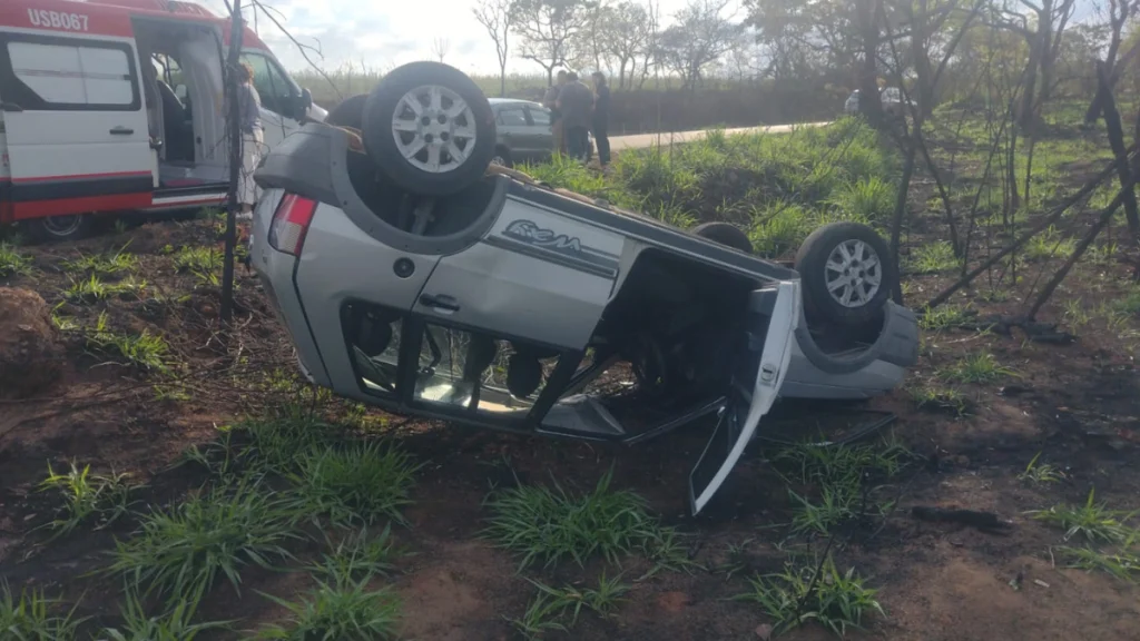Fiat Uno capota na MG-260 e deixa motorista ferido em Cl&aacute;udio