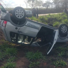 Fiat Uno capota na MG-260 e deixa motorista ferido em Cláudio