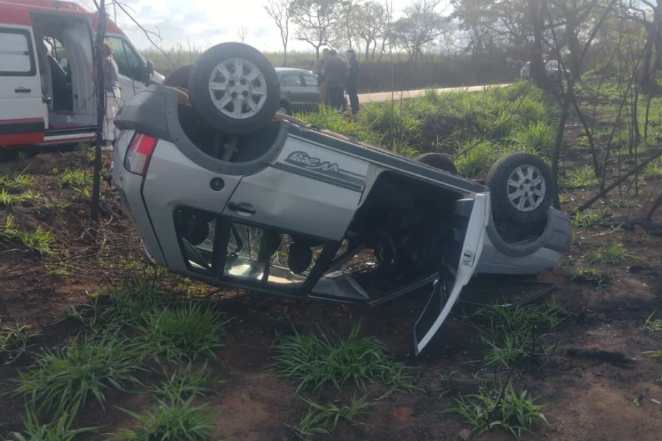Fiat Uno capota na MG-260 e deixa motorista ferido em Cl&aacute;udio