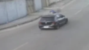 Mulher &eacute; atropelada por carro que deixa local sem prestar socorro em Ita&uacute;na