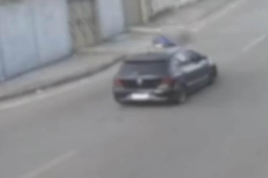 Mulher &eacute; atropelada por carro que deixa local sem prestar socorro em Ita&uacute;na