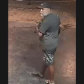 Homem é flagrado furtando bolsa perto de conveniência em Divinópolis