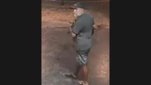 Homem é flagrado furtando bolsa perto de conveniência em Divinópolis