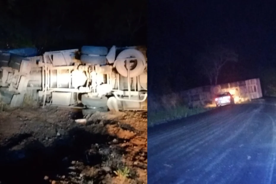 Carreta tombou no km 41 da MG-260, em Cl&aacute;udio, na madrugada desta segunda-feira (28).