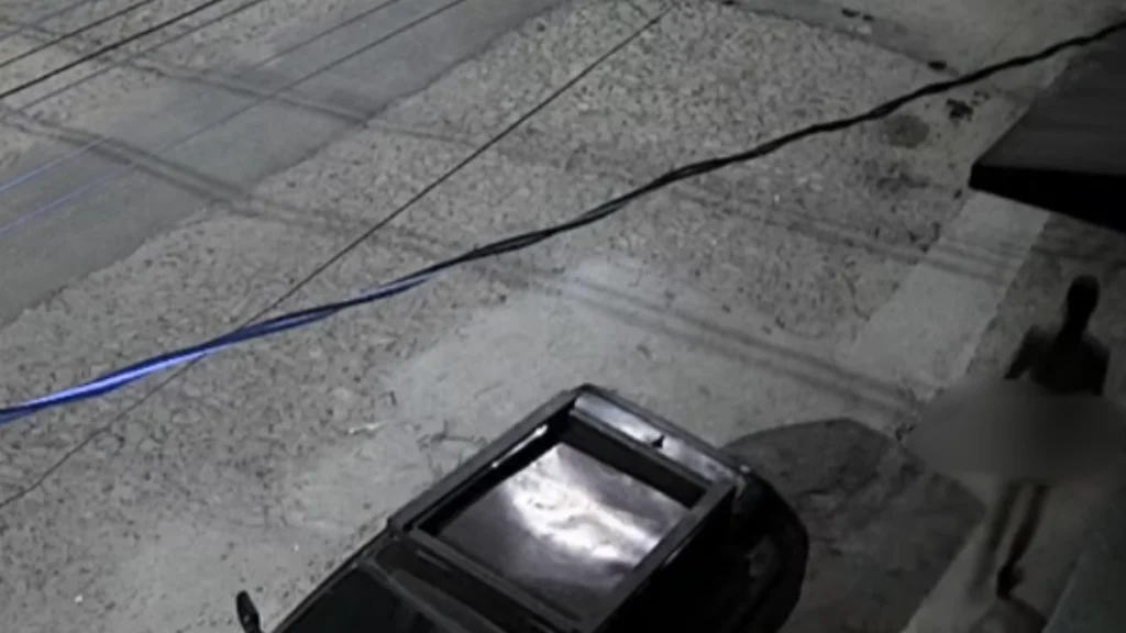 Homem &eacute; flagrado andando nu durante a madrugada em Divin&oacute;polis