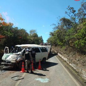 Capotamento de van deixa uma pessoa morta na MG-429