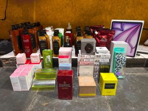 Cosméticos e eletrônicos são apreendidos com casal na MG-050, em Itaúna