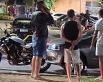 Acidente entre moto e carro termina em confusão na av. JK, em Divinópolis