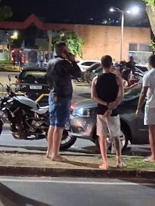Acidente entre moto e carro termina em confusão na av. JK, em Divinópolis