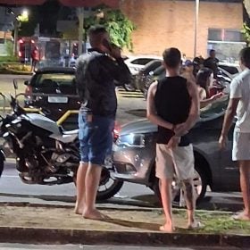 Acidente entre moto e carro termina em confusão na av. JK, em Divinópolis
