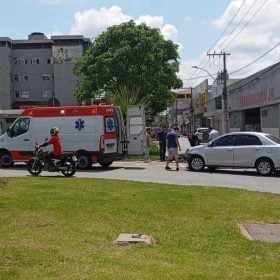 Acidente entre moto e carro é registrado na av. JK, em Divinópolis