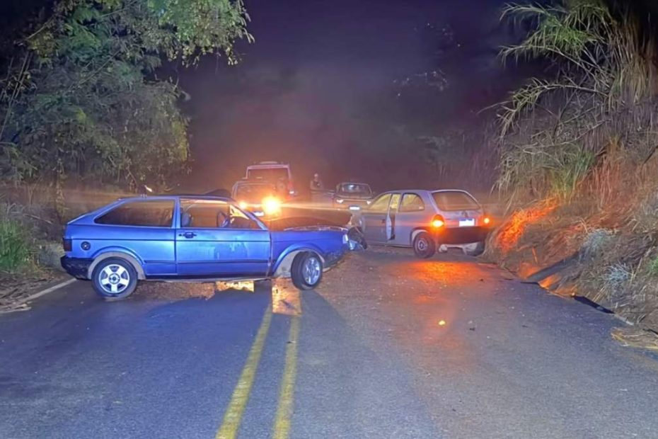 Batida de frente deixa quatro pessoas feridas em Iguatama