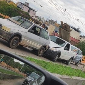 Batida entre três veículos na Ponte do Niterói complica trânsito em Divinópolis