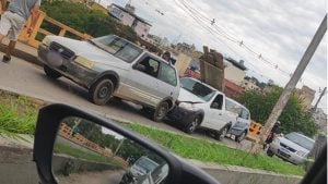 Batida entre três veículos na Ponte do Niterói complica trânsito em Divinópolis