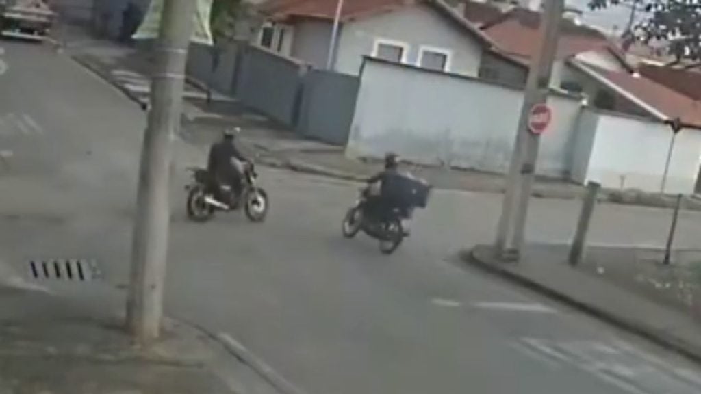 Câmera flagra batida entre duas motos em Itaúna