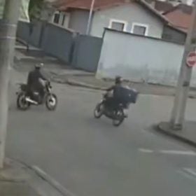 Câmera flagra batida entre duas motos em Itaúna
