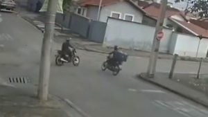 Câmera flagra batida entre duas motos em Itaúna