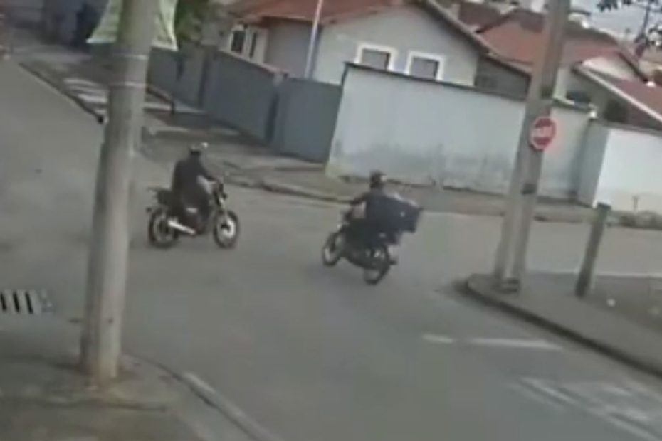 C&acirc;mera flagra batida entre duas motos em Ita&uacute;na